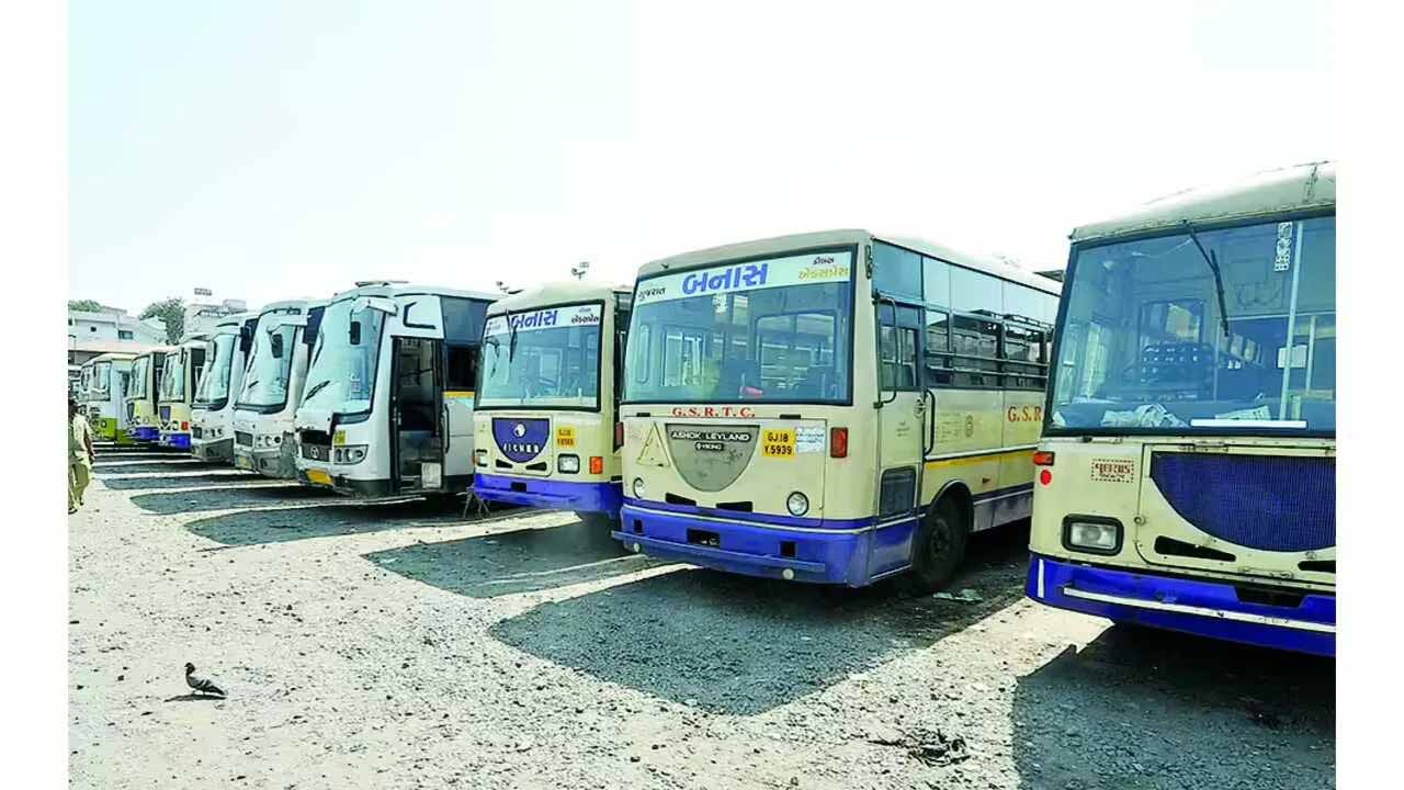 જીવાદોરી સમાન ST નિગમમાં ભડકો: 4 હજાર કર્મચારીઓની આઉટસોર્સિંગ ભરતી સામે વિરોધ